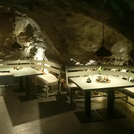 Cave Hluboka Vandrerhjem *