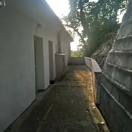 Cave Hluboka Vandrerhjem *